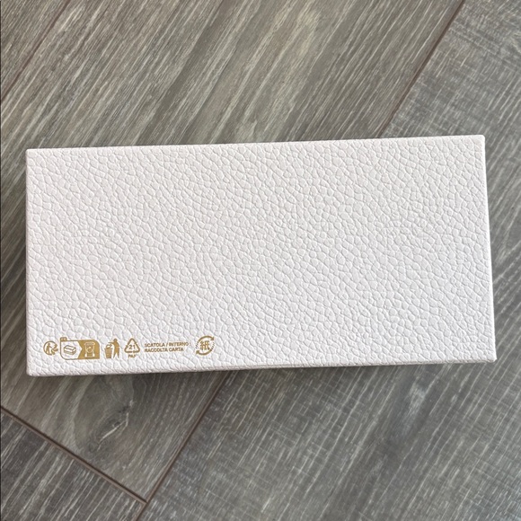 Dior Textured White Box with Gold Logo - Picture 2 of 4